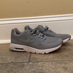 Nike Women’s Air Max Gray Size: 5.5